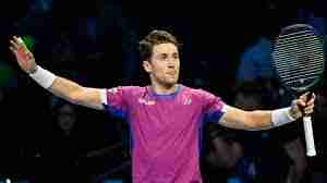 Casper Ruud dismantles error-strewn Carlos Alcaraz in ATP Finals opener