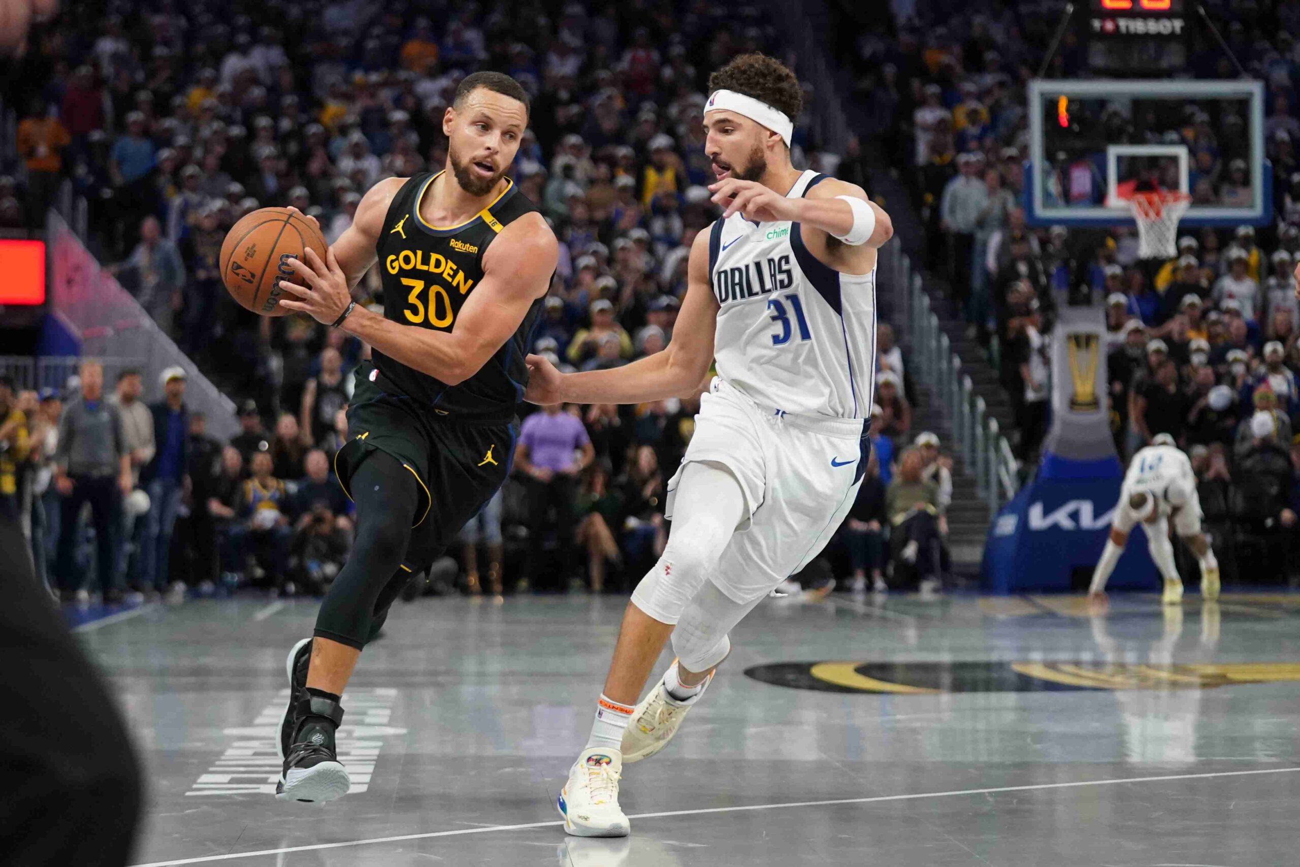 NBA roundup: Curry stars on Thompson's return as Warriors edge Mavericks in thriller